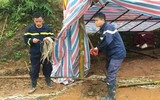 Lực lượng Cảnh sát phòng cháy, chữa cháy khuân vác thực phẩm và dựng nhà giúp dân gặp thiên tai