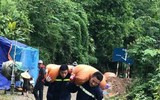 Lực lượng Cảnh sát phòng cháy, chữa cháy khuân vác thực phẩm và dựng nhà giúp dân gặp thiên tai