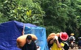 Lực lượng Cảnh sát phòng cháy, chữa cháy khuân vác thực phẩm và dựng nhà giúp dân gặp thiên tai
