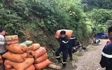 Lực lượng Cảnh sát phòng cháy, chữa cháy khuân vác thực phẩm và dựng nhà giúp dân gặp thiên tai