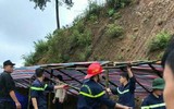 Lực lượng Cảnh sát phòng cháy, chữa cháy khuân vác thực phẩm và dựng nhà giúp dân gặp thiên tai