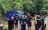 Lực lượng Cảnh sát phòng cháy, chữa cháy khuân vác thực phẩm và dựng nhà giúp dân gặp thiên tai