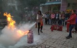 Các học sinh được học kỹ năng dập lửa, chữa cháy