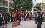 Các học sinh được học kỹ năng dập lửa, chữa cháy