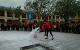 Các học sinh được học kỹ năng dập lửa, chữa cháy
