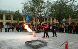 Các học sinh được học kỹ năng dập lửa, chữa cháy