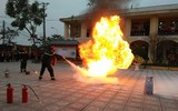 Các học sinh được học kỹ năng dập lửa, chữa cháy