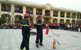 Các học sinh được học kỹ năng dập lửa, chữa cháy