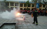 Các học sinh được học kỹ năng dập lửa, chữa cháy