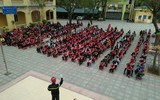 Các học sinh được học kỹ năng dập lửa, chữa cháy