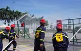 Cuộc thử sức giữa nắng nóng 40 độ C của những người lính cứu hỏa