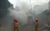 Nhanh chóng tìm kiếm cứu nạn người mắc kẹt trong tình huống cháy giả định ở làng Ngọc Hà