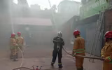 Nhanh chóng tìm kiếm cứu nạn người mắc kẹt trong tình huống cháy giả định ở làng Ngọc Hà