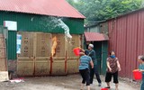 Nhanh chóng tìm kiếm cứu nạn người mắc kẹt trong tình huống cháy giả định ở làng Ngọc Hà
