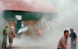 Nhanh chóng tìm kiếm cứu nạn người mắc kẹt trong tình huống cháy giả định ở làng Ngọc Hà