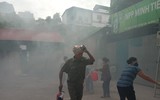 Nhanh chóng tìm kiếm cứu nạn người mắc kẹt trong tình huống cháy giả định ở làng Ngọc Hà
