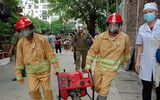 Nhanh chóng tìm kiếm cứu nạn người mắc kẹt trong tình huống cháy giả định ở làng Ngọc Hà