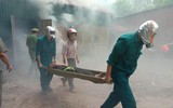 Nhanh chóng tìm kiếm cứu nạn người mắc kẹt trong tình huống cháy giả định ở làng Ngọc Hà