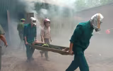 Nhanh chóng tìm kiếm cứu nạn người mắc kẹt trong tình huống cháy giả định ở làng Ngọc Hà