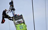 Nghẹt thở cứu 100 hành khách mắc kẹt trên cáp treo ở Đức