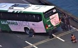 [Ảnh] Toàn cảnh vụ giải cứu 37 hành khách bị bắt làm con tin trên xe buýt ở Rio de Janeiro