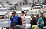 [Ảnh] Toàn cảnh vụ giải cứu 37 hành khách bị bắt làm con tin trên xe buýt ở Rio de Janeiro
