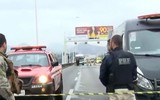 [Ảnh] Toàn cảnh vụ giải cứu 37 hành khách bị bắt làm con tin trên xe buýt ở Rio de Janeiro