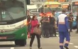 [Ảnh] Toàn cảnh vụ giải cứu 37 hành khách bị bắt làm con tin trên xe buýt ở Rio de Janeiro