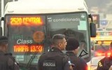 [Ảnh] Toàn cảnh vụ giải cứu 37 hành khách bị bắt làm con tin trên xe buýt ở Rio de Janeiro