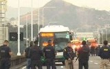 [Ảnh] Toàn cảnh vụ giải cứu 37 hành khách bị bắt làm con tin trên xe buýt ở Rio de Janeiro