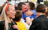 Những hình ảnh xúc động tại cuộc trao đổi tù nhân lịch sử giữa Ukraine và Nga
