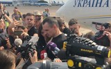 Những hình ảnh xúc động tại cuộc trao đổi tù nhân lịch sử giữa Ukraine và Nga