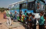 Giữa cảnh loạn lạc, trẻ em ở Idlib, Syria vượt bom đạn đến trường