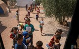 Giữa cảnh loạn lạc, trẻ em ở Idlib, Syria vượt bom đạn đến trường