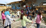 Giữa cảnh loạn lạc, trẻ em ở Idlib, Syria vượt bom đạn đến trường