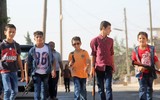 Giữa cảnh loạn lạc, trẻ em ở Idlib, Syria vượt bom đạn đến trường