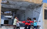 Giữa cảnh loạn lạc, trẻ em ở Idlib, Syria vượt bom đạn đến trường