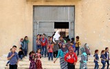 Giữa cảnh loạn lạc, trẻ em ở Idlib, Syria vượt bom đạn đến trường