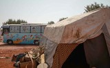 Giữa cảnh loạn lạc, trẻ em ở Idlib, Syria vượt bom đạn đến trường