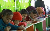 Giữa cảnh loạn lạc, trẻ em ở Idlib, Syria vượt bom đạn đến trường