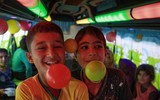 Giữa cảnh loạn lạc, trẻ em ở Idlib, Syria vượt bom đạn đến trường