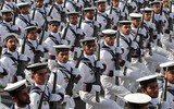 [Ảnh] Diễu binh hoành tráng ở Tehran, Tổng thống Iran lạnh lùng cảnh báo phương Tây
