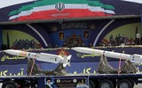[Ảnh] Diễu binh hoành tráng ở Tehran, Tổng thống Iran lạnh lùng cảnh báo phương Tây