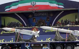[Ảnh] Diễu binh hoành tráng ở Tehran, Tổng thống Iran lạnh lùng cảnh báo phương Tây