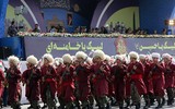 [Ảnh] Diễu binh hoành tráng ở Tehran, Tổng thống Iran lạnh lùng cảnh báo phương Tây