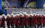 [Ảnh] Diễu binh hoành tráng ở Tehran, Tổng thống Iran lạnh lùng cảnh báo phương Tây