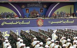 [Ảnh] Diễu binh hoành tráng ở Tehran, Tổng thống Iran lạnh lùng cảnh báo phương Tây
