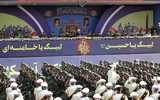 [Ảnh] Diễu binh hoành tráng ở Tehran, Tổng thống Iran lạnh lùng cảnh báo phương Tây