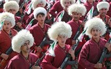[Ảnh] Diễu binh hoành tráng ở Tehran, Tổng thống Iran lạnh lùng cảnh báo phương Tây
