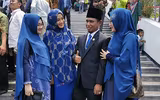Dư luận Indonesia phẫn nộ vì màn thể hiện táo bạo của ông nghị cùng 3 bà vợ